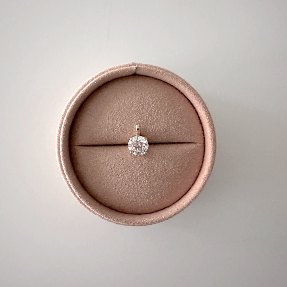 Vrai Diamond Pendant F/VS2 in 14k Gold